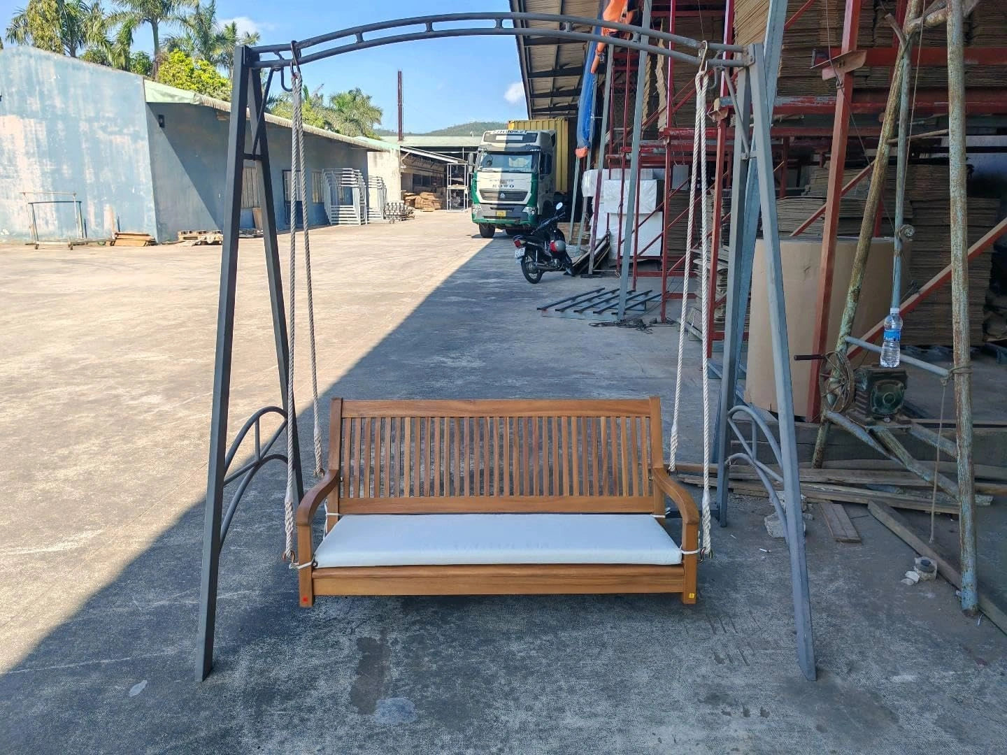 Balançoire de Jardin 2 Places en Acacia avec Coussin et Dossier Réglable, Capacité 360 kg, Pour Terrasse ou Porche